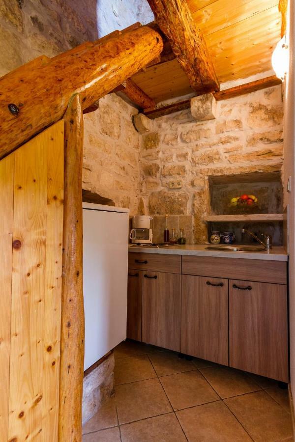 Old Small Stone House Zrnovo 外观 照片