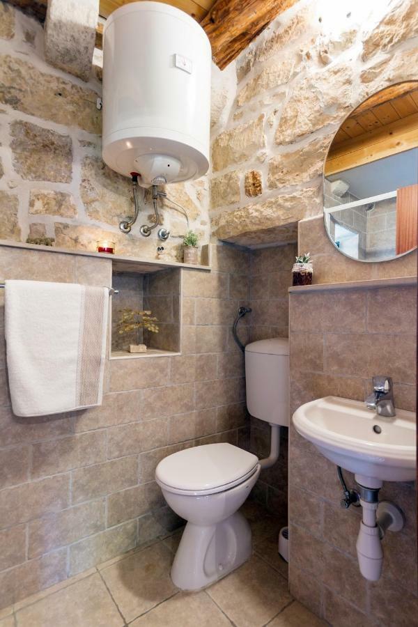 Old Small Stone House Zrnovo 外观 照片